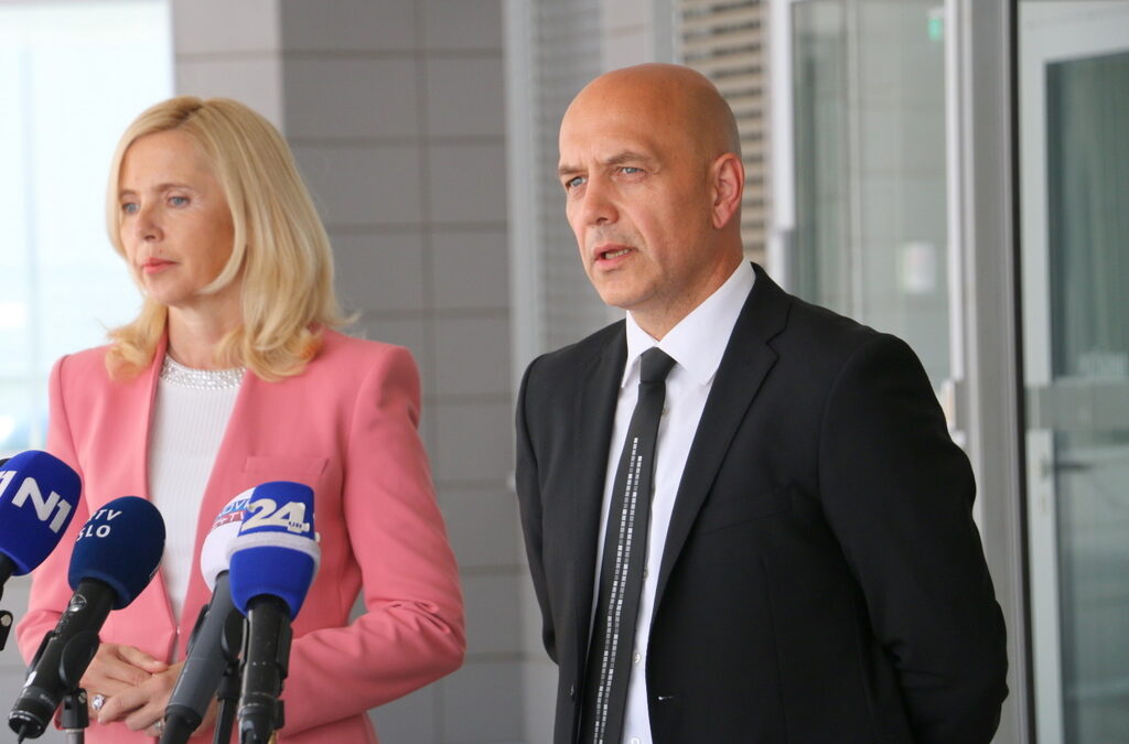 “Vračam uniformo, razveljavljam službeno izkaznico in zapuščam organizacijo”