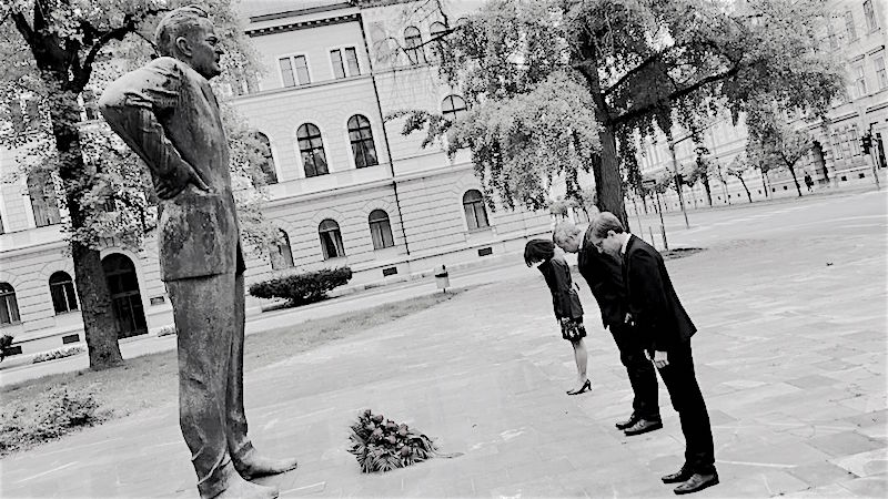 S katerim odtenkom rdeče preživeti pred dokončno politično marginalizacijo?