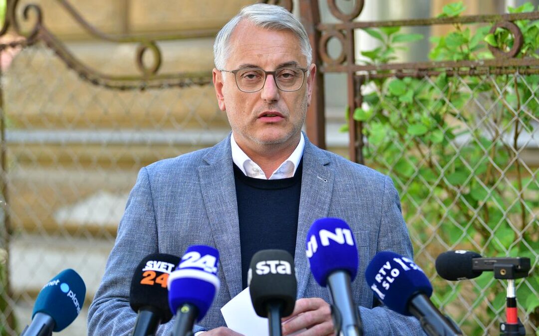 “Rad bi iskreno povedal, da je odločitev moja osebna, ne glede na številne klice, sporočila podpore in pozive, da naj se podam v kandidaturo.”