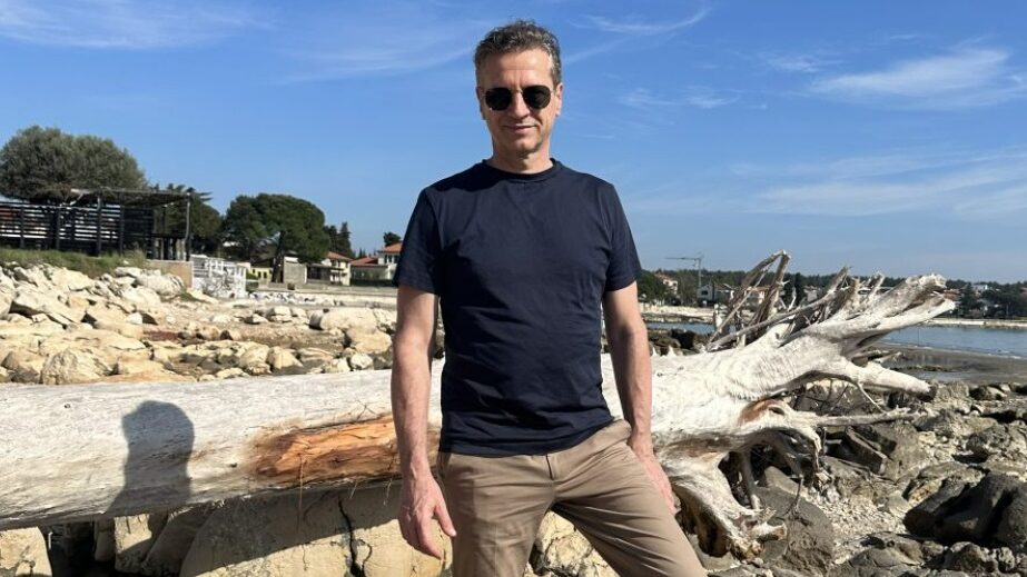 Evropske volitve: recikliranje “znucanega” Antijanša sentimenta prek trave, Palestine in evtanazije