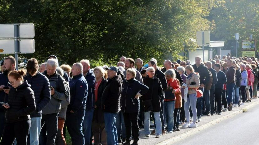 “Od šestih sem že tu, čakam, komaj stojim na nogah. Kam smo prišli?”