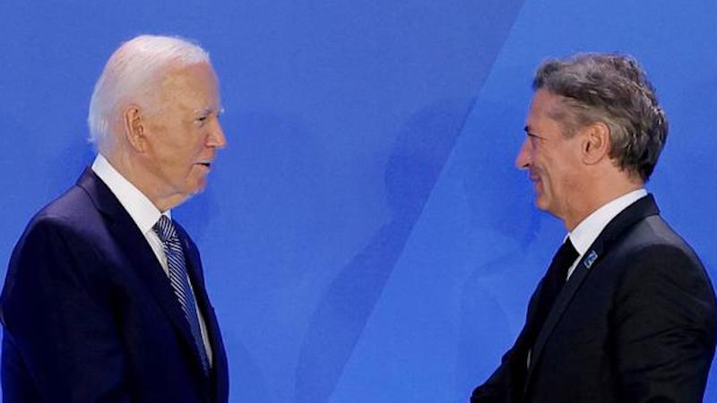 Golob si v Beli hiši utrjuje majavi položaj na domači politični fronti