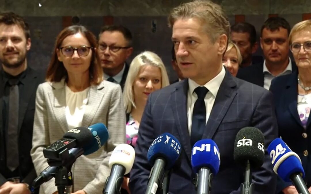 Sojenje ne bo potrebno. Premier v živo priznal, da je naročil diskriminatorno kadrovanje