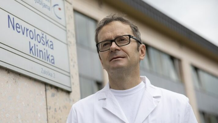 “V letu 2024 sem opravil približno 2000 obravnav pacientov: 1000 “dopoldne” in 1000 “popoldne”. V primeru, da bi veljala vladna novela zakona o zdravstveni dejavnosti, kot strokovni direktor ne bi smel opraviti nobene obravnave. Kaj nam prinaša novela: pacienti bodo čakali, mi pa ne bomo smeli delati!”