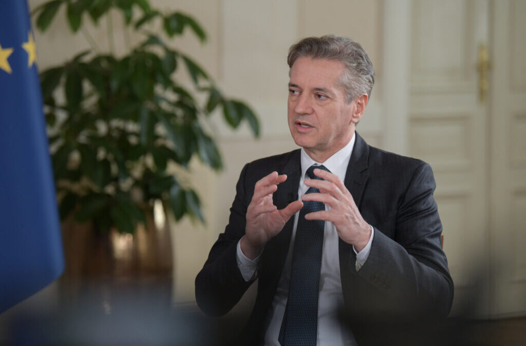 “Poskrbeti moramo, da bodo ti, ki so bili dobesedno paraziti na sistemu, ki so si polnili žepe, hkrati pa niso oddelali svojega v javnem zdravstvu, sprejeli odločitev in bodo pač morali iti iz sistema. Nič slabega ne vidim v tem”