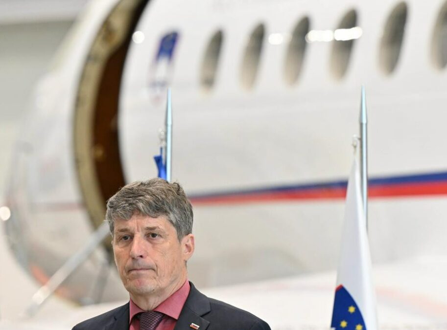 “V času povečevanja izdatkov za obrambne zmogljivosti razmišljamo tudi o tem, da bi se falconu, ki se mu nabirajo leta, pridružilo letalo enakega tipa”