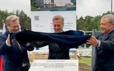 Bolj bizarno, alanfordovsko, montipajtonovsko ne gre: temeljni kamen za superračunalnik!