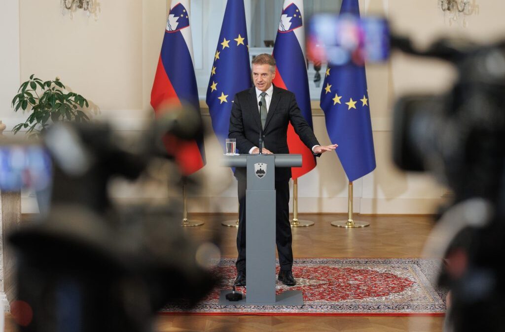 “Predsednik vlade je zgrožen in osebno prizadet zaradi zapisa, v katerem se njemu in njegovi partnerki grozi z javnim linčem”