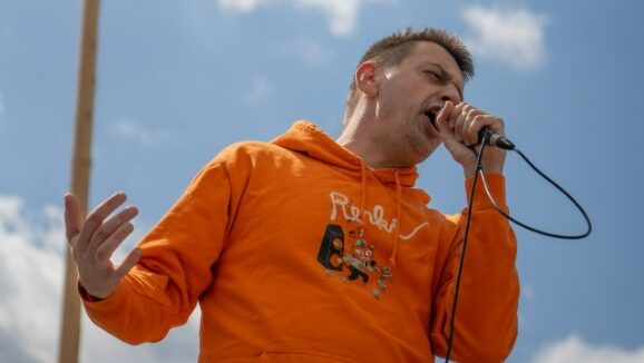 “Me samo zanima, kateri veleum je predlagal da bo novi zakon imenovan Šutarjev zakon in ali so vprašali družino? Bi se spodobilo, kajne?