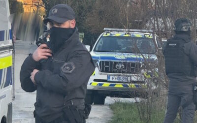 Kdo bo razorožil tiste Rome, ki doma skrivajo avtomatsko orožje?