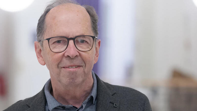 “Res sem prav slabe volje, ko gledam, kako se politiki prav tepejo med sabo, kdo bo dal več in nas vse obenem za to še dodatno zadolžil. Če samo pomislim na letošnjo obvezno božičnico, mi gredo kar lasje pokonci, kolikor jih še imam.”