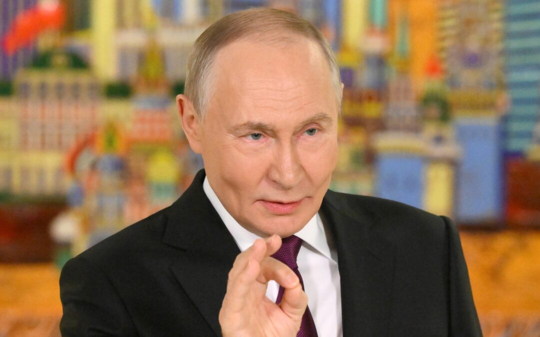 Putin se javno posmehuje naivnežem iz Bele hiše in pri tem neizmerno uživa