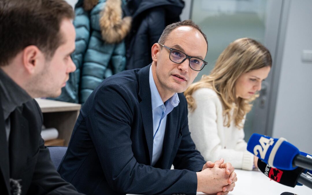 “Jaz s hamburgerji res nimam nič. Čeprav v zadnjem času vidim veliko slik, ko jih jem, in tako naprej. Sploh ne vem, kdaj sem zadnjega pojedel”