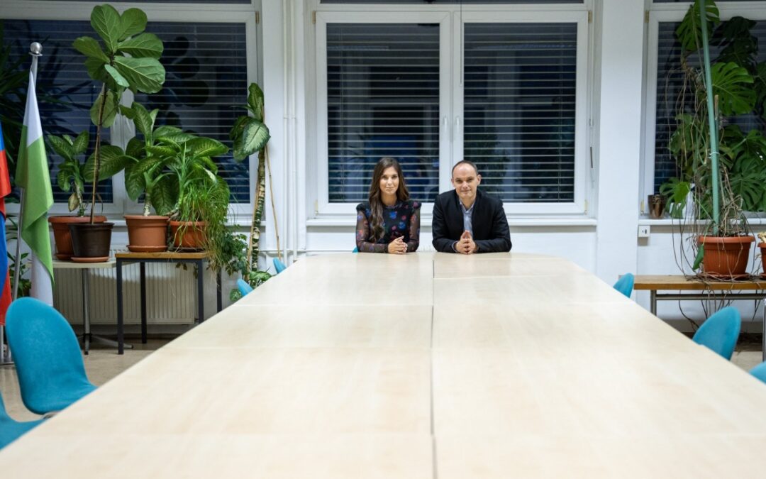 “Zelo enostavno je nekoga žaliti po socialnih omrežjih, tudi, če ga ne poznaš. Precej težje pa je človeku pogledati v oči in vanj usmerjati žaljive besede”