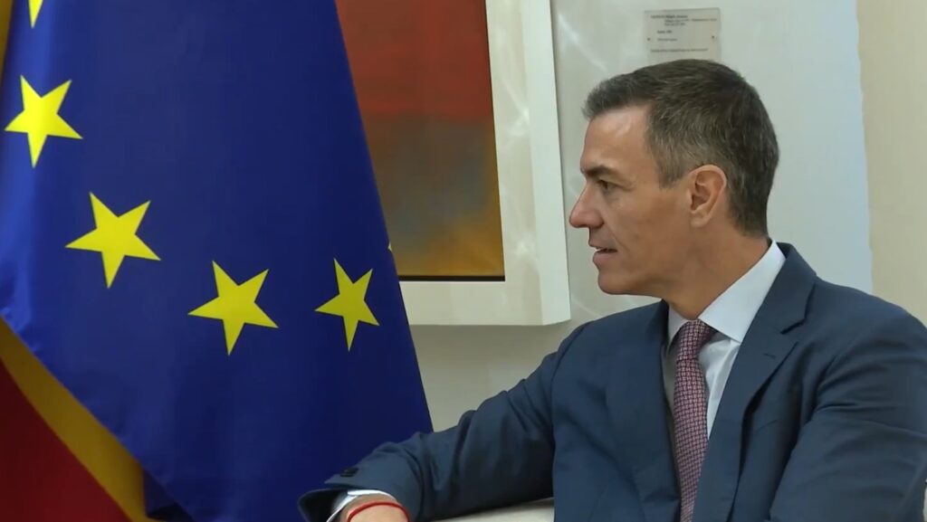 “Ameriška invazija na Grenlandiji bi povzročila, da bi bil Putin najsrečnejši človek na svetu, saj bi legitimizirala njegovo agresijo v Ukrajini”. Če bi ZDA ob tem uporabile vojaško silo, bi to za Nato pomenilo smrtni udarec. In Putin bi bil dvojno vesel.