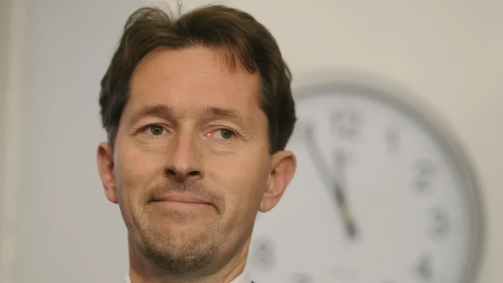 “Vsa glasovanja v parlamentu bi morala biti javna. Prvič, volivci moramo vedeti, kako je poslanec glasoval. Drugič, tajno glasovanje v parlamentu je močvirje, v katerem uspevajo strupene rastline.”