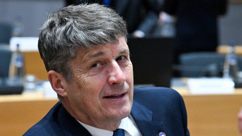 “Če se ne moremo normalno gibati državljanke in državljani, potem se ne more v primeru vaj ali pa izrednih dogodkov premikati tudi tehnika, zame je to obrambni izdatek.”