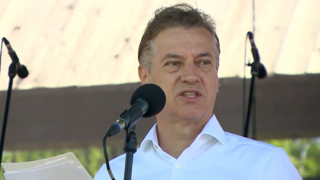 “Demokracija vedno umre takrat, ko dobri ljudje utihnejo. Demokracija vedno umre v temi. Danes v Sloveniji s pomočjo prevare volivcev žal na oblast prihajajo ljudje, ki si želijo državo zaviti prav v temo”