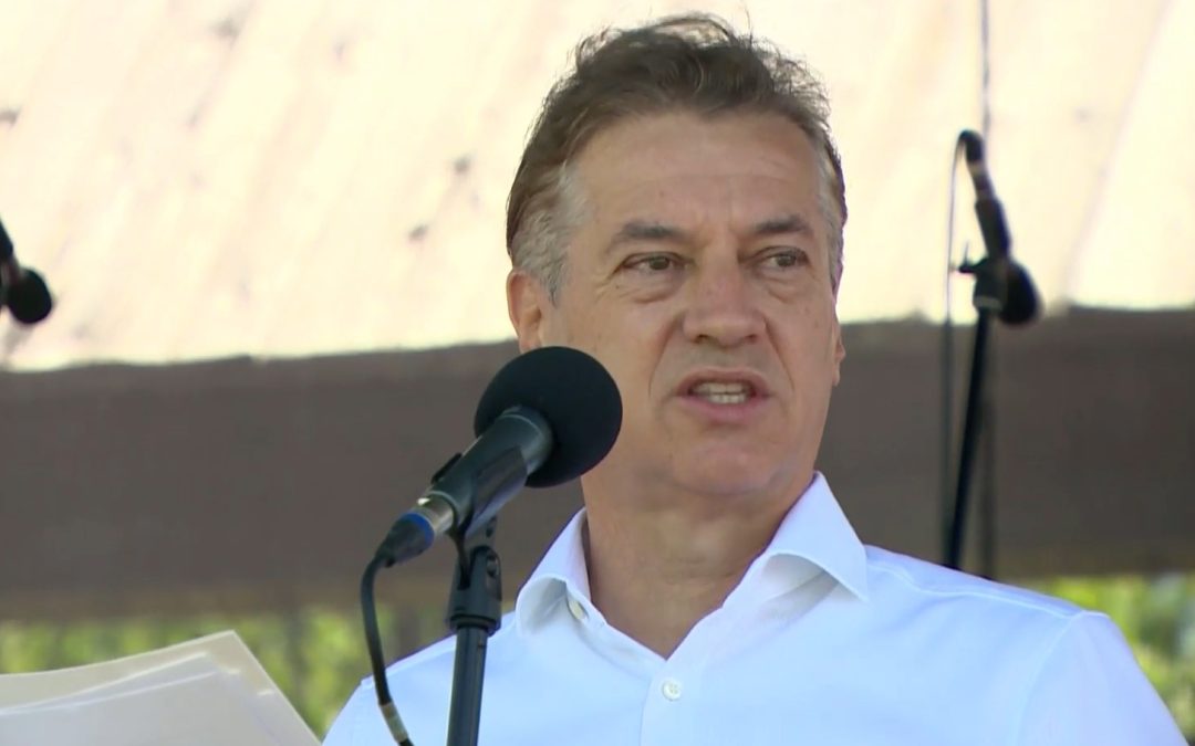“Demokracija vedno umre takrat, ko dobri ljudje utihnejo. Demokracija vedno umre v temi. Danes v Sloveniji s pomočjo prevare volivcev žal na oblast prihajajo ljudje, ki si želijo državo zaviti prav v temo”