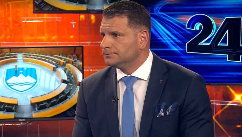 “Zakaj bi mi bilo žal? Nerodno mi je, da gledamo take debate v parlamentu, in se še enkrat opravičujem celi Sloveniji, da morajo in da so prisiljeni gledati tako razgrajaštvo, kot ga gledamo sedaj”