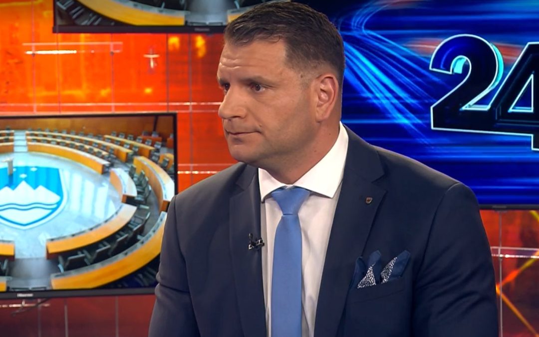 “Zakaj bi mi bilo žal? Nerodno mi je, da gledamo take debate v parlamentu, in se še enkrat opravičujem celi Sloveniji, da morajo in da so prisiljeni gledati tako razgrajaštvo, kot ga gledamo sedaj”