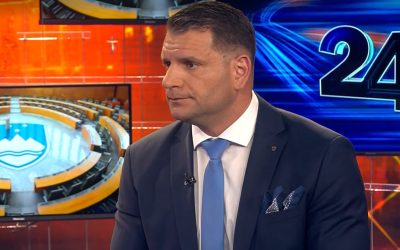 “Zakaj bi mi bilo žal? Nerodno mi je, da gledamo take debate v parlamentu, in se še enkrat opravičujem celi Sloveniji, da morajo in da so prisiljeni gledati tako razgrajaštvo, kot ga gledamo sedaj”
